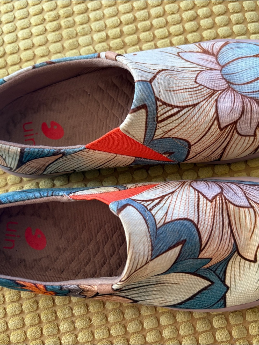 UIN sz 7.5 Canvas Women’s Shoes